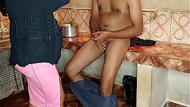 नौकरानी बोली साहेब पहले खाना बनाने तो बाद में अच्छे से चोद लेना - पोर्न हिंदी आवाज में